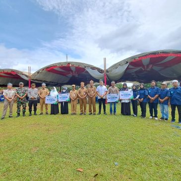 Penyerahan Simbolis Santunan Meninggal Dunia pada Penyerahan Sertifikat Hak Atas Tanah Masyarakat Program PTSL di Kecamatan Bati-Bati