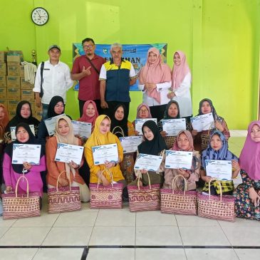 Melaksanakan Pelatihan Pelatihan Pengolahan Hasil Laut dalam Kegiatan Pemberdayaan Pekerja Migran Indonesia (PMI) Purna di Desa Batakan, Panyipatan