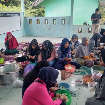 Pelatihan Diversifikasi Produk Olahan Jamur Tiram di Desa Sungai Jelai, Tambang Ulang